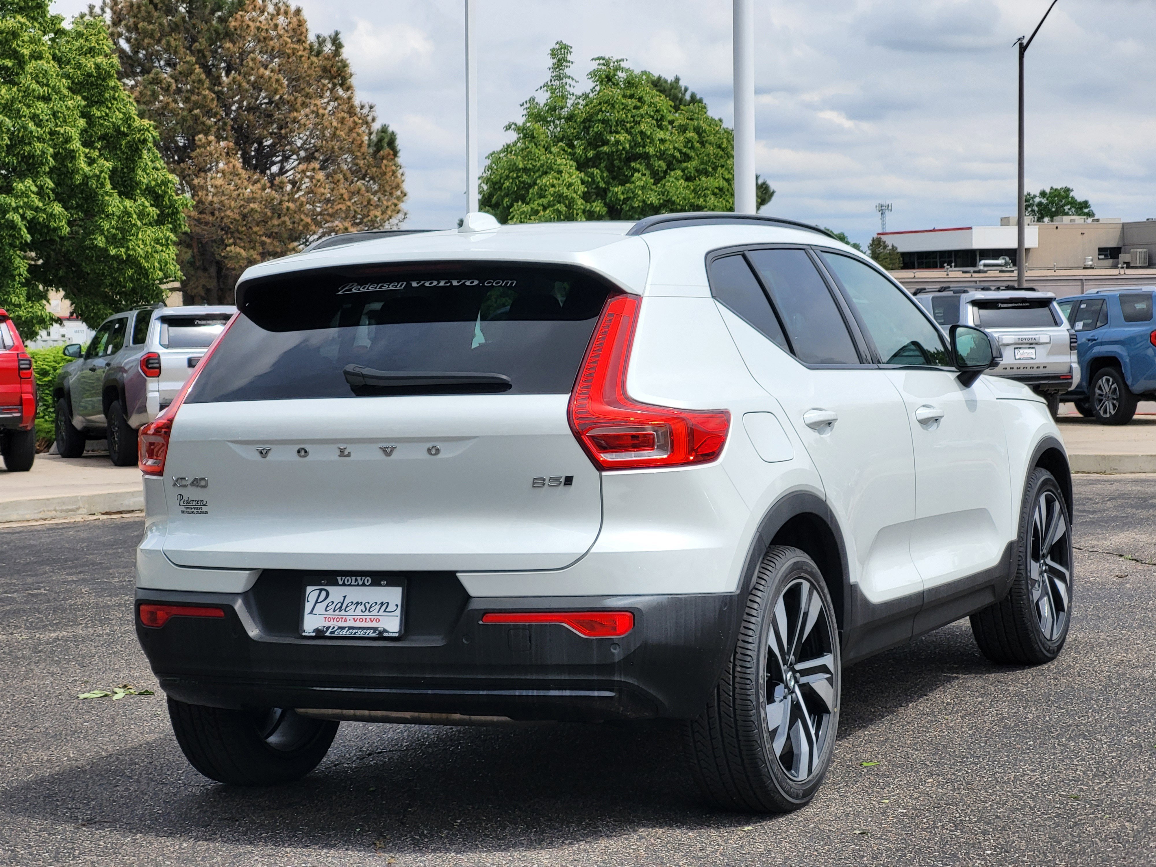Certified 2023 Volvo XC40 B5 Plus w/ Driver Assist Package AWD/4WD image 2