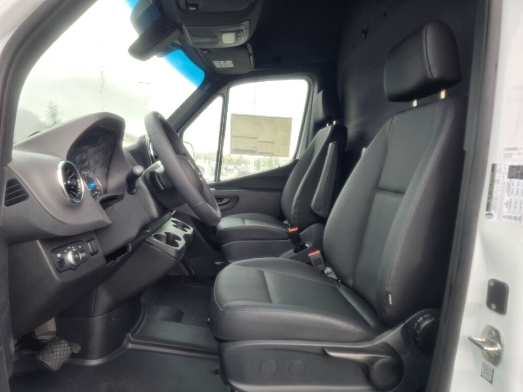 New 2025 Mercedes-Benz eSprinter 170 Cargo image 32