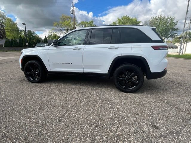 Used 2023 Jeep Grand Cherokee Altitude AWD/4WD image 2