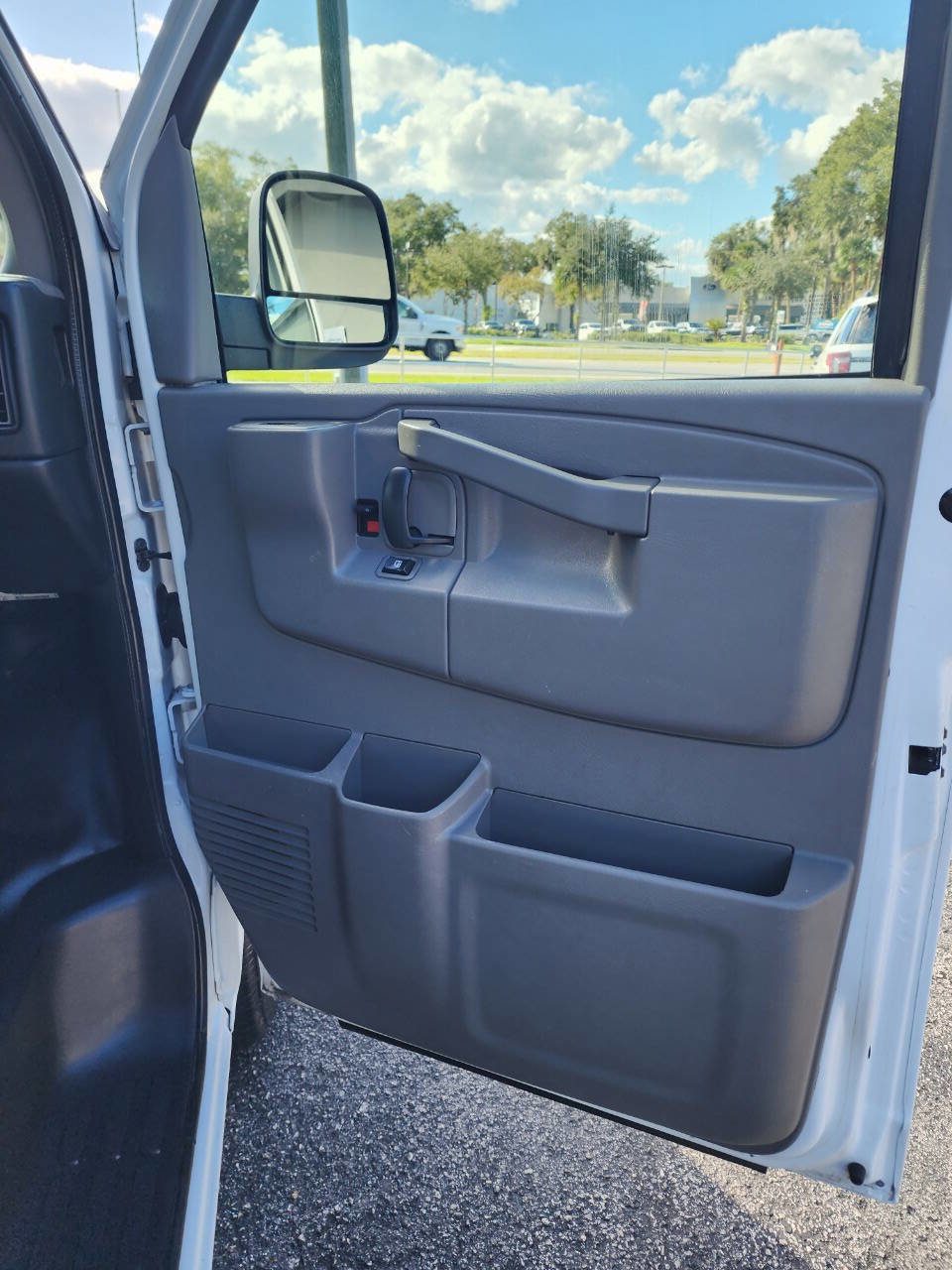 Used 2018 Chevrolet Express 2500 Extended image 22