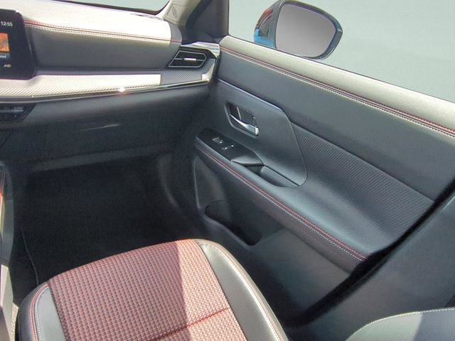 Used 2025 Nissan Kicks SR FWD image 13