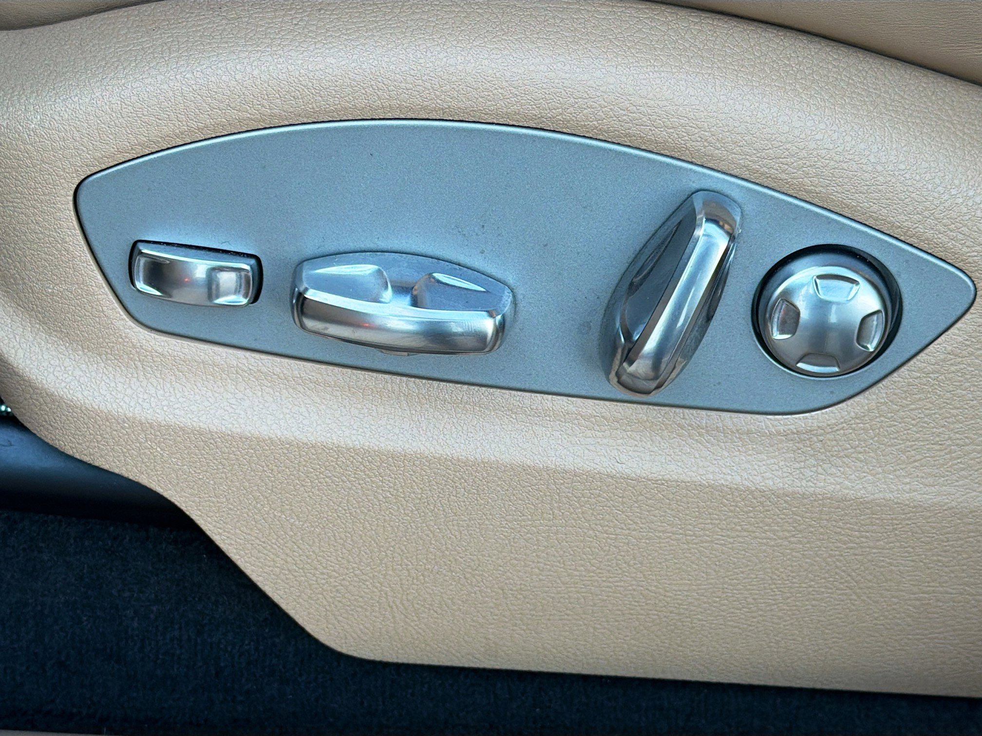 Used 2022 Porsche Macan image 25