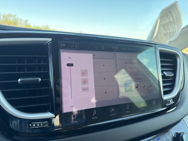 Used 2024 Chrysler Pacifica Touring-L image 5