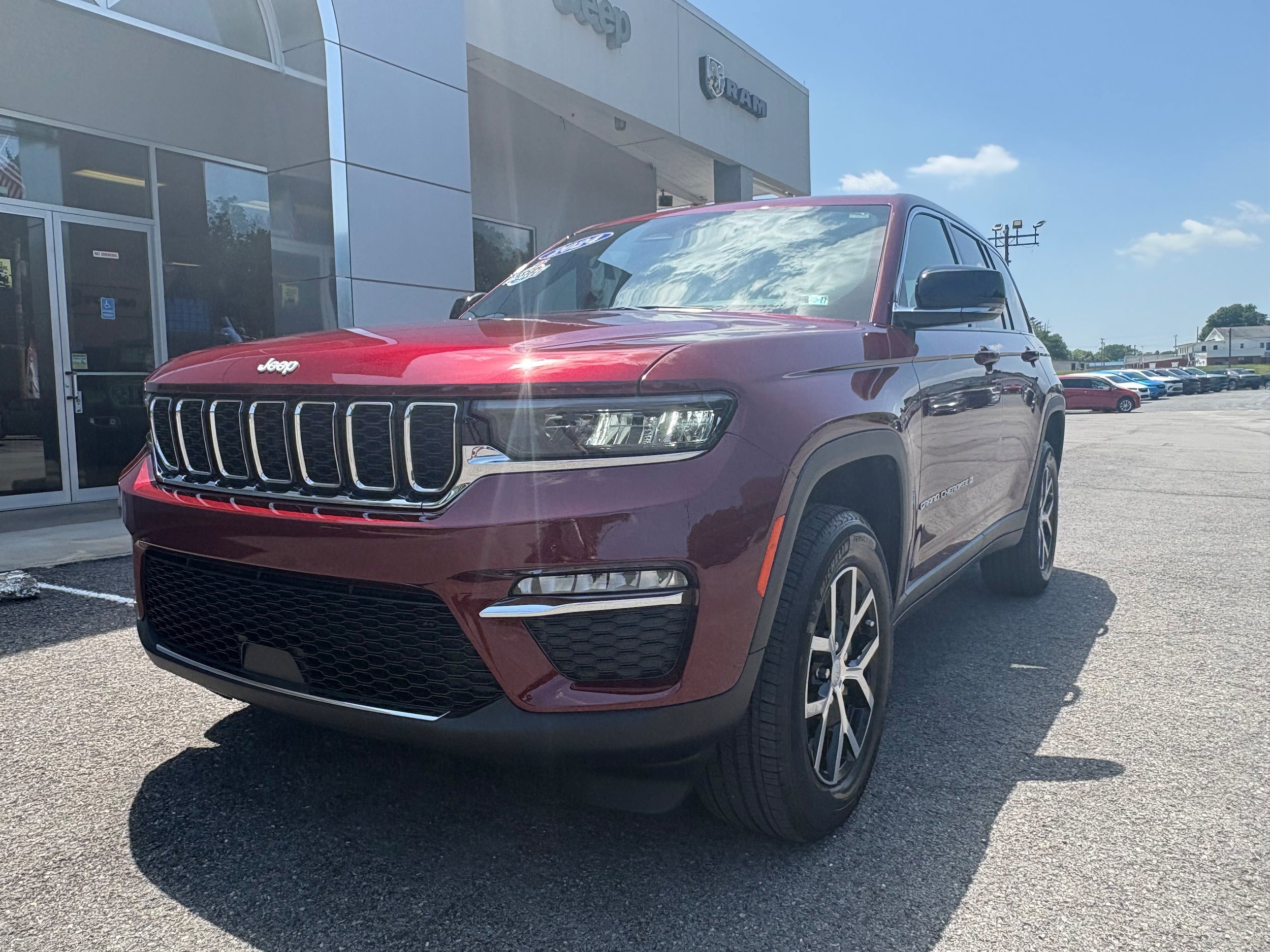 Certified 2024 Jeep Grand Cherokee Limited AWD/4WD image 3