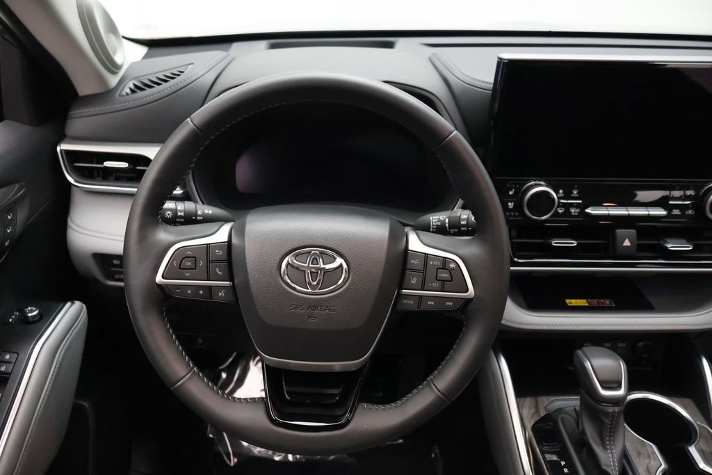Certified 2025 Toyota Highlander Platinum AWD/4WD image 23