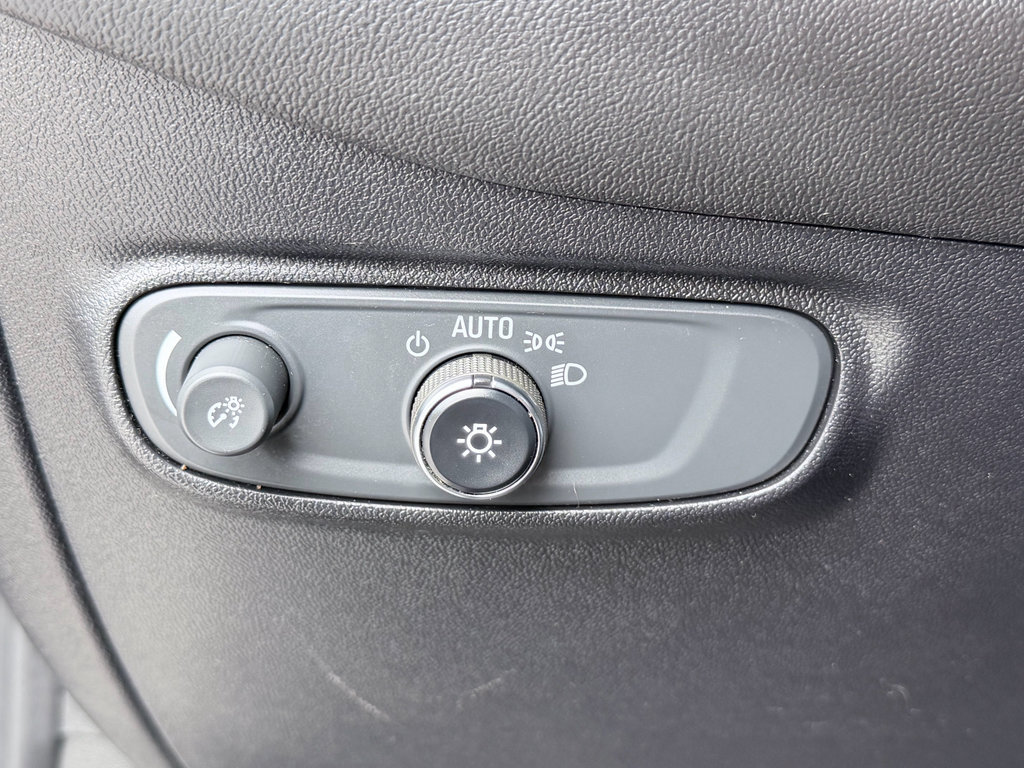 Used 2018 Chevrolet Equinox LT FWD image 12