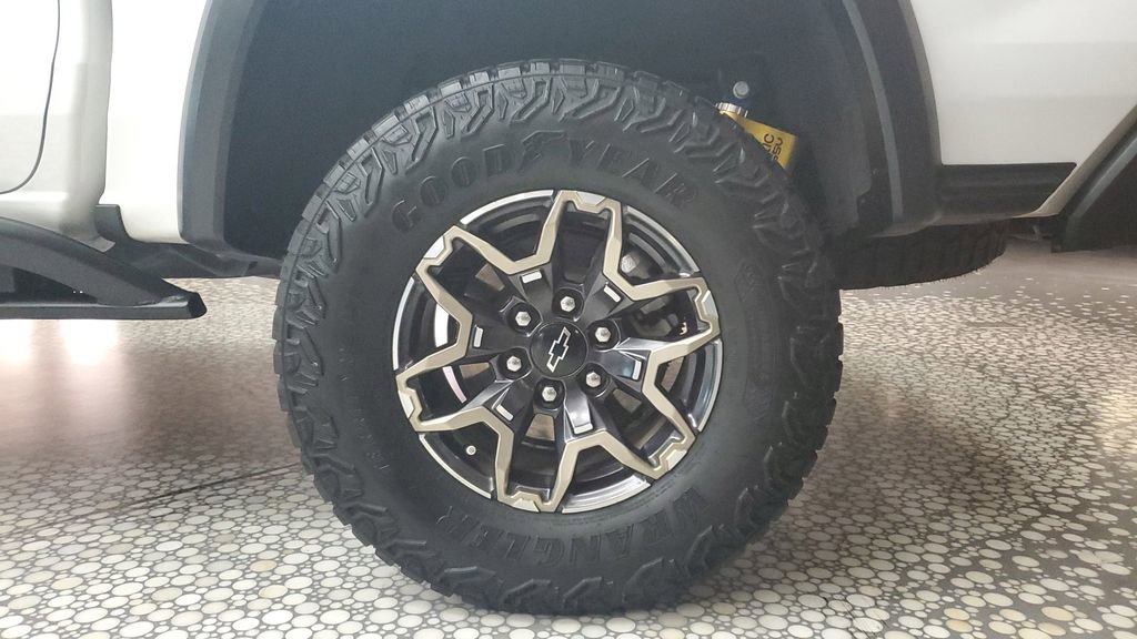 Used 2024 Chevrolet Colorado ZR2 w/ Safety Package AWD/4WD image 6