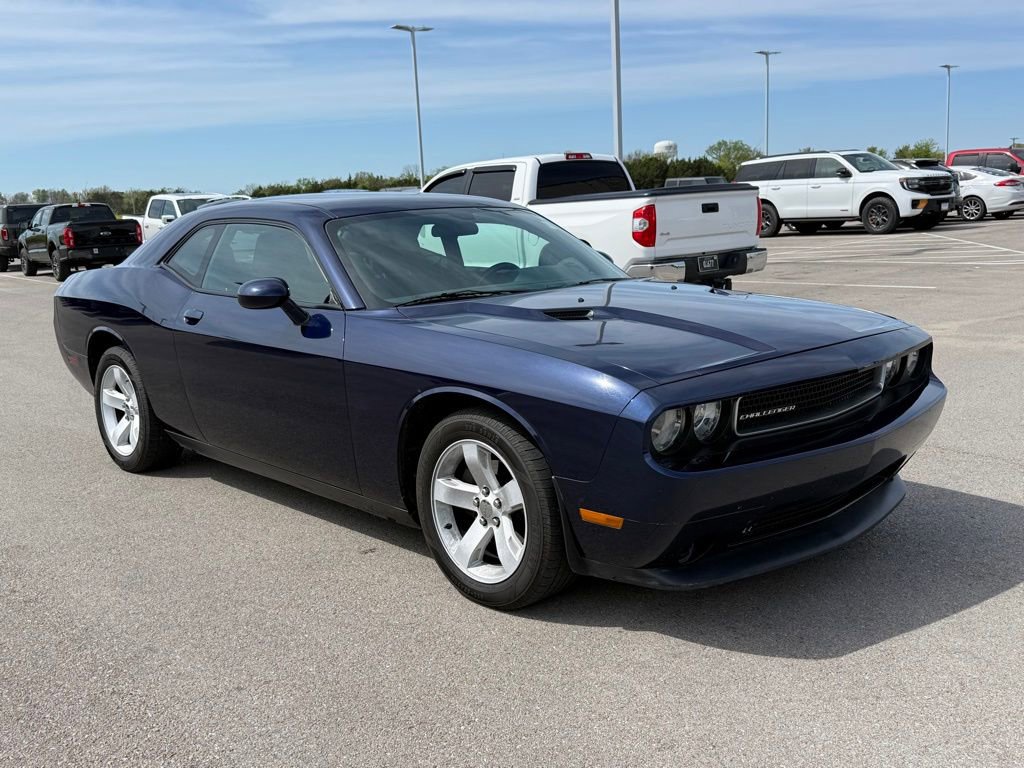 Used 2013 Dodge Challenger SXT image 2