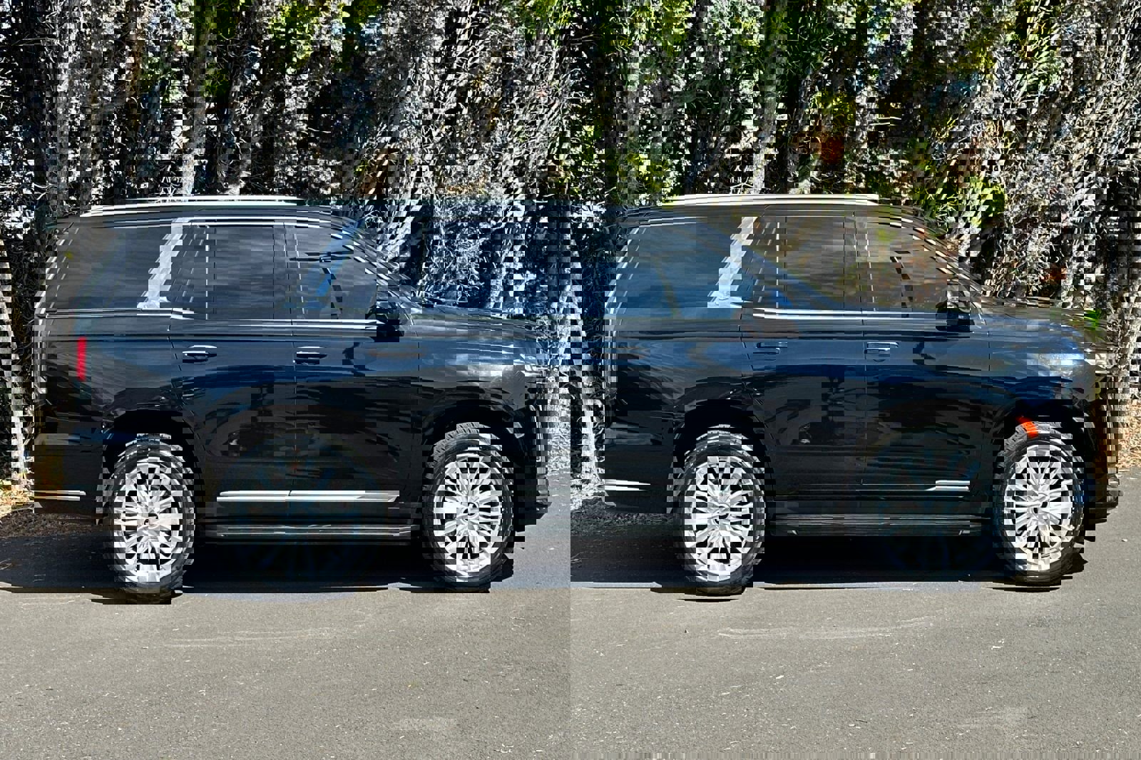 Used 2024 Cadillac Escalade Luxury image 3