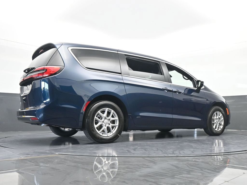 Used 2025 Chrysler Pacifica Select image 54