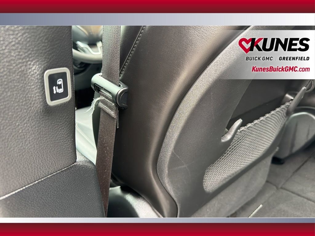 Used 2025 Chrysler Pacifica Select image 41