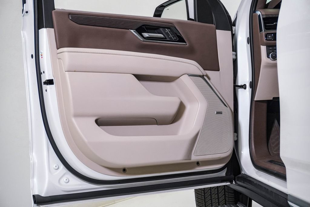 Used 2025 GMC Yukon Denali w/ Sun & Power Step Package image 28