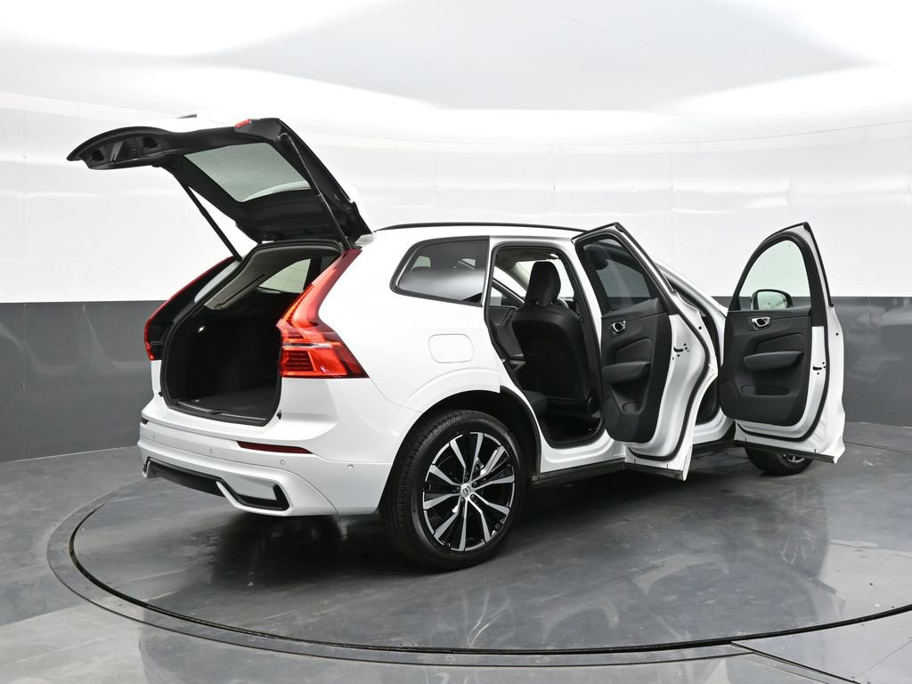 Used 2025 Volvo XC60 B5 Plus image 32