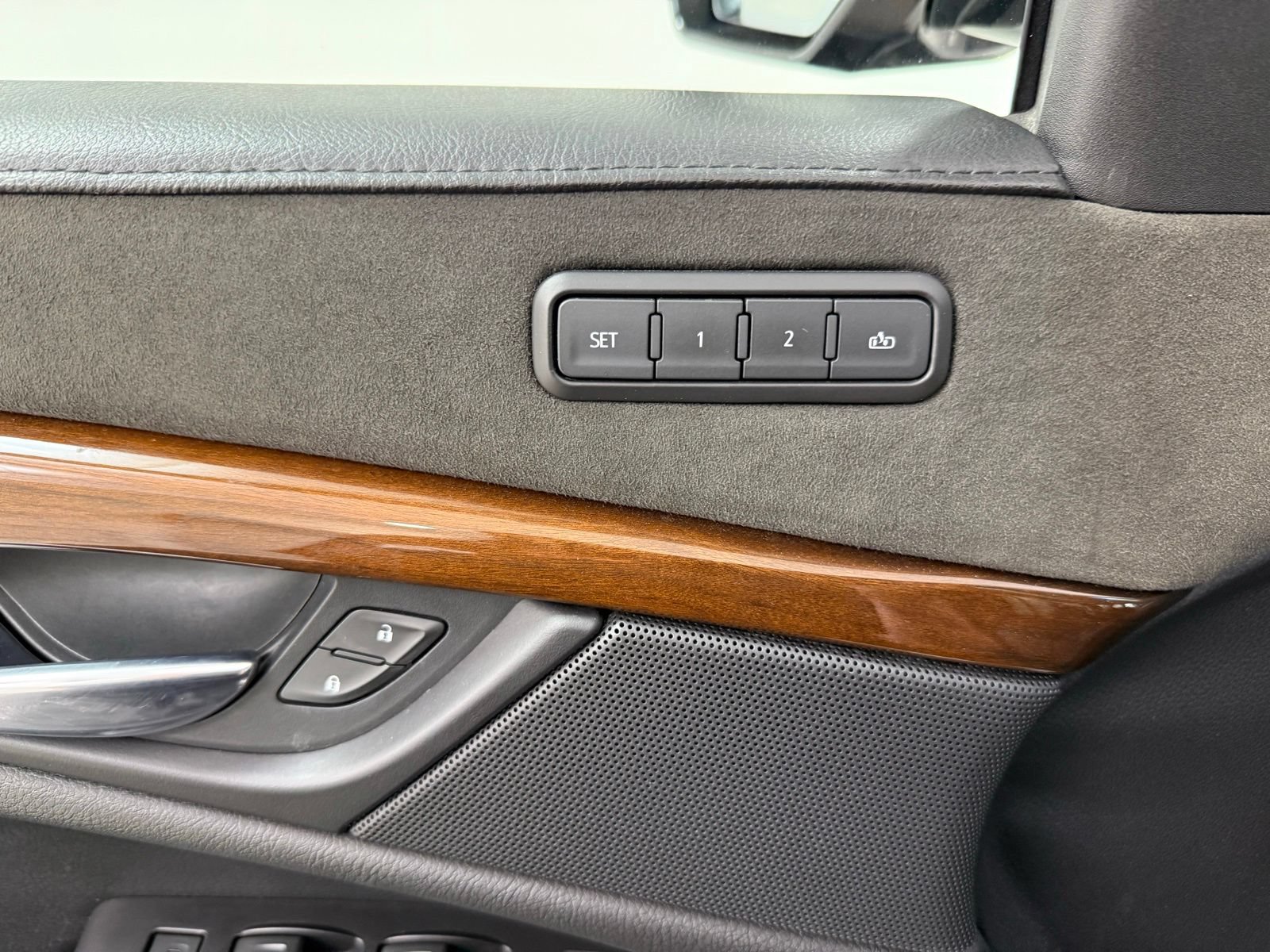 Used 2019 Cadillac Escalade ESV Luxury AWD/4WD image 11