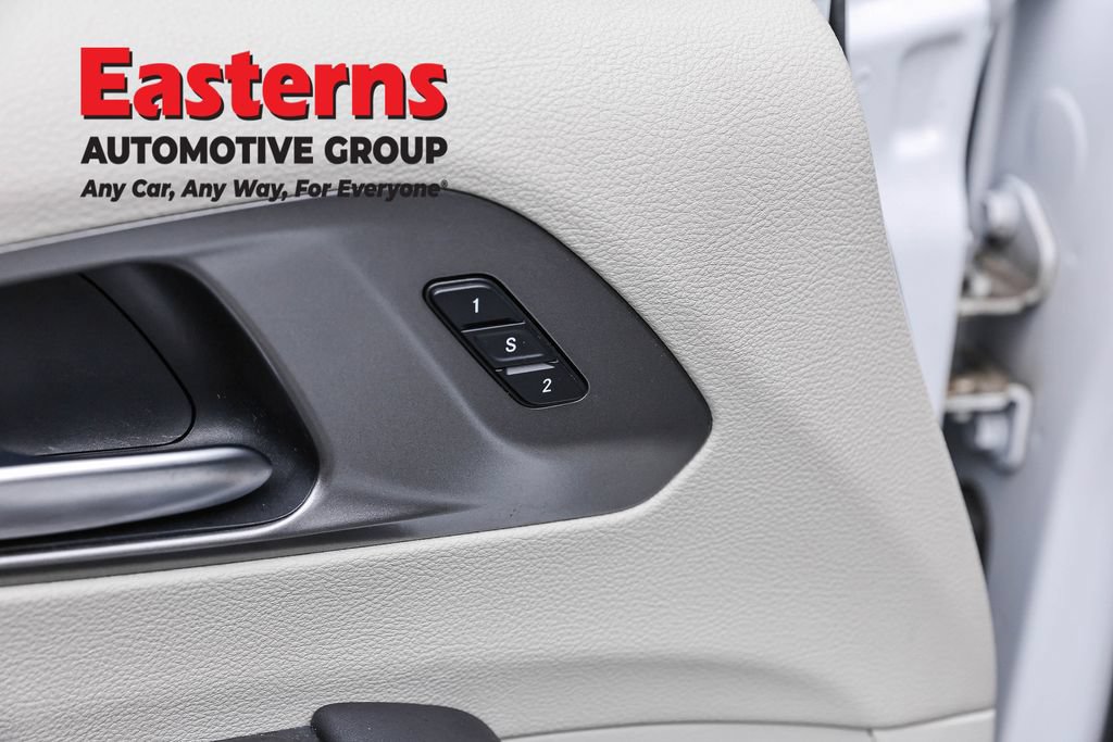 Used 2023 Chrysler Pacifica Touring-L FWD image 21