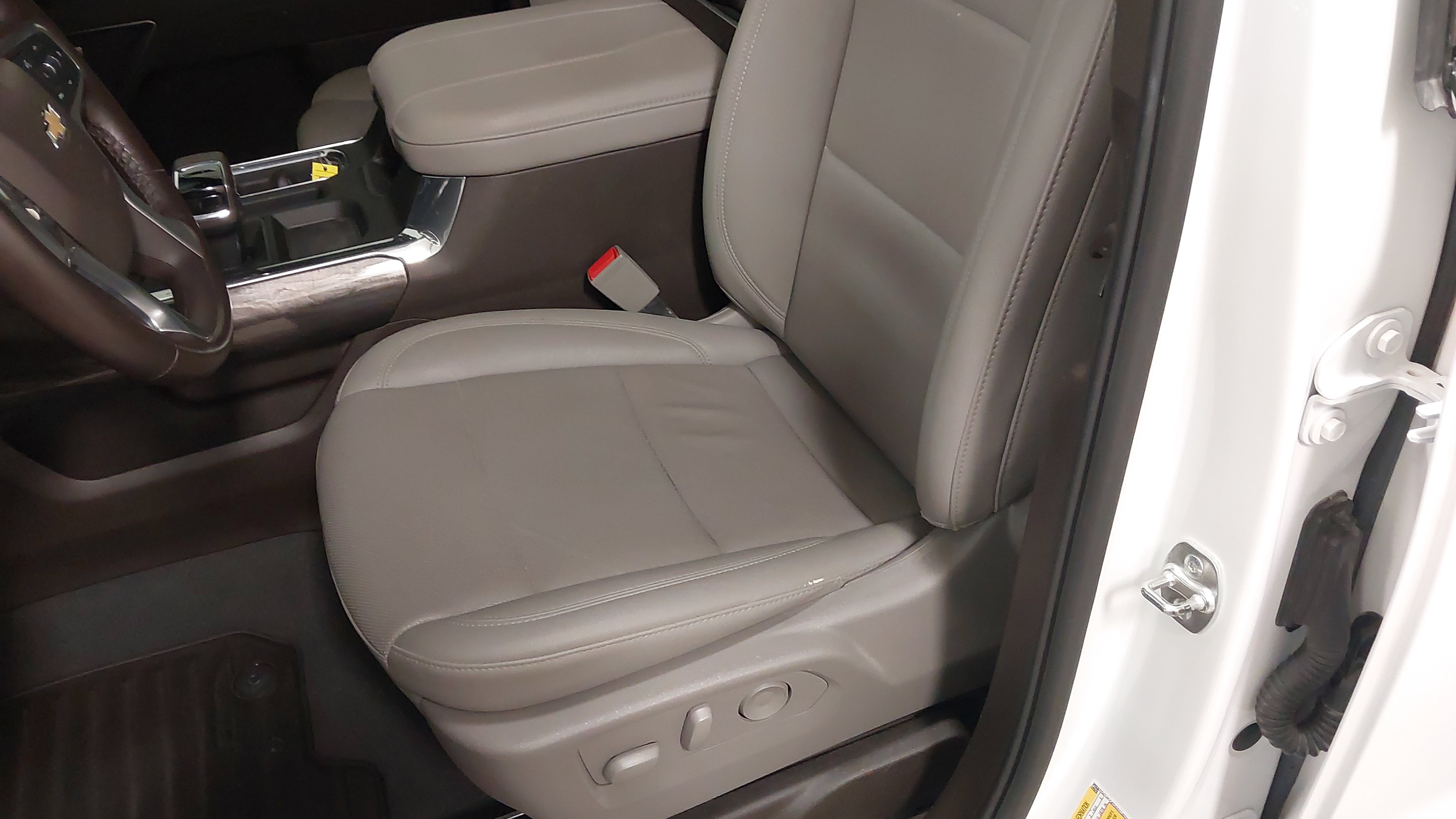 Used 2025 Chevrolet Silverado 1500 LTZ w/ LTZ Premium Package AWD/4WD image 22