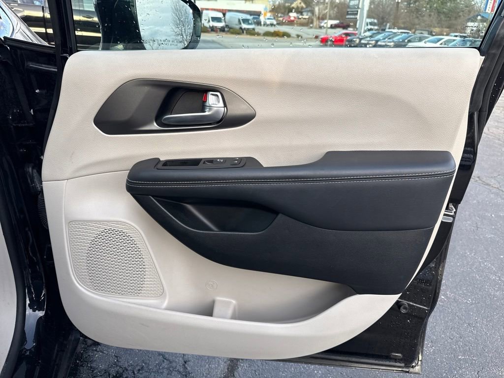 Used 2024 Chrysler Pacifica Touring-L image 25