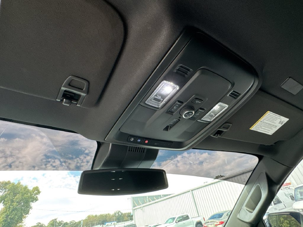 Used 2025 Chevrolet Suburban Premier RWD image 19