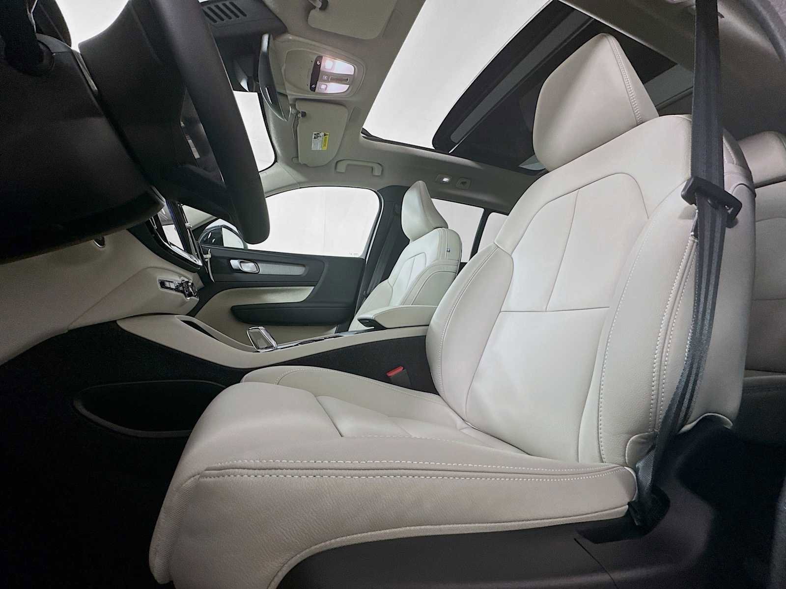 Used 2025 Volvo XC40 B5 Plus w/ Climate Package image 19