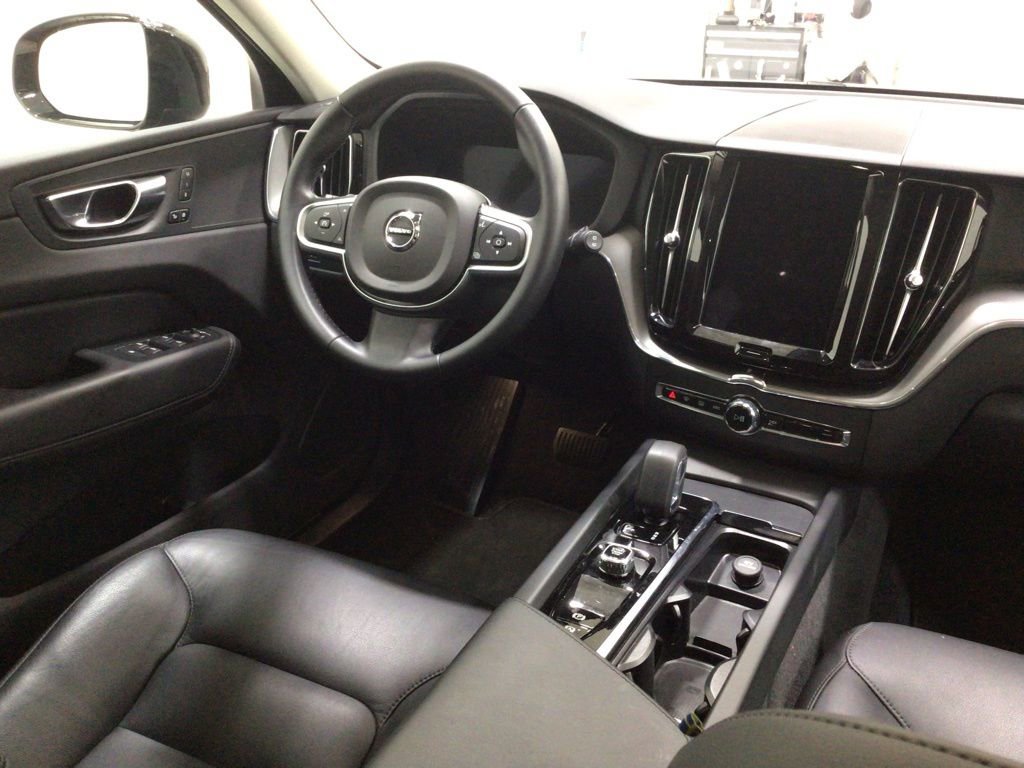 Used 2025 Volvo XC60 B5 Core image 14