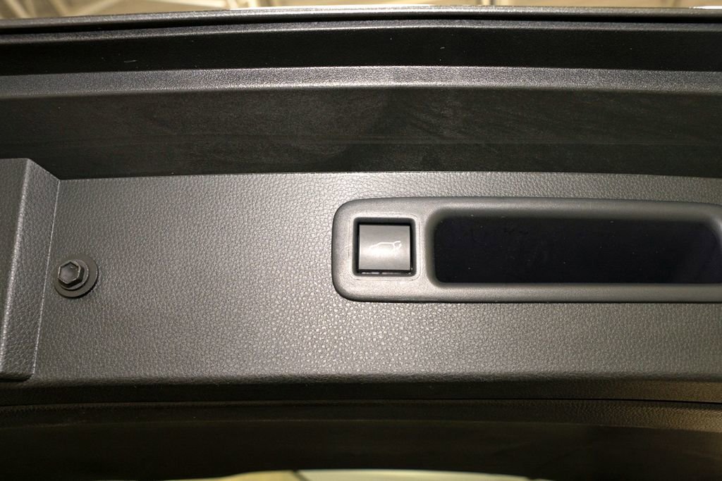 Used 2024 Toyota Highlander LE FWD image 6