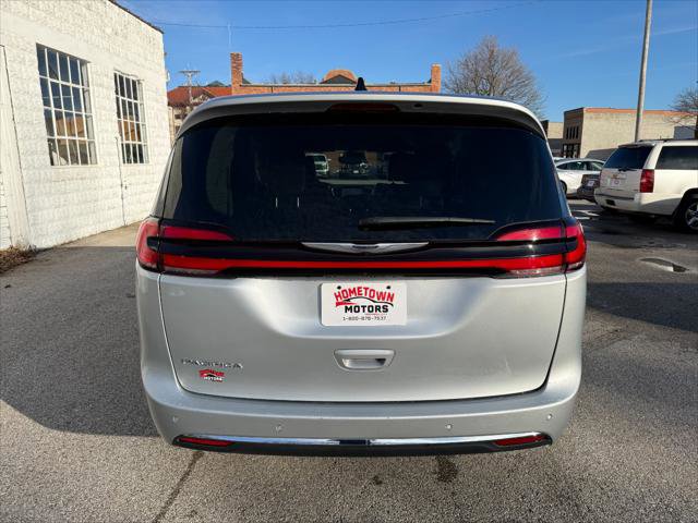 Certified 2024 Chrysler Pacifica Touring-L image 12