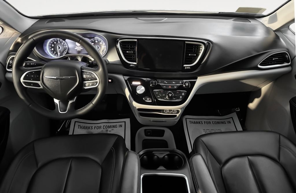 Used 2024 Chrysler Pacifica Touring-L image 16