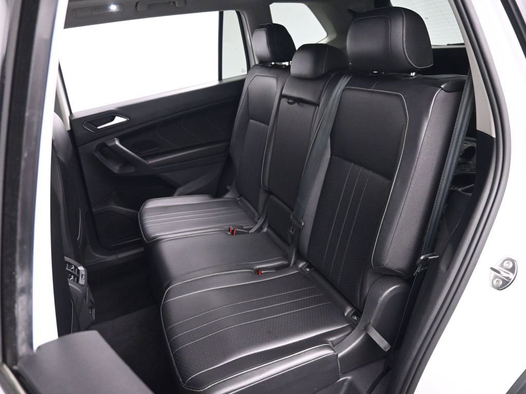 Used 2022 Volkswagen Tiguan SE w/ Panoramic Sunroof Package FWD image 18