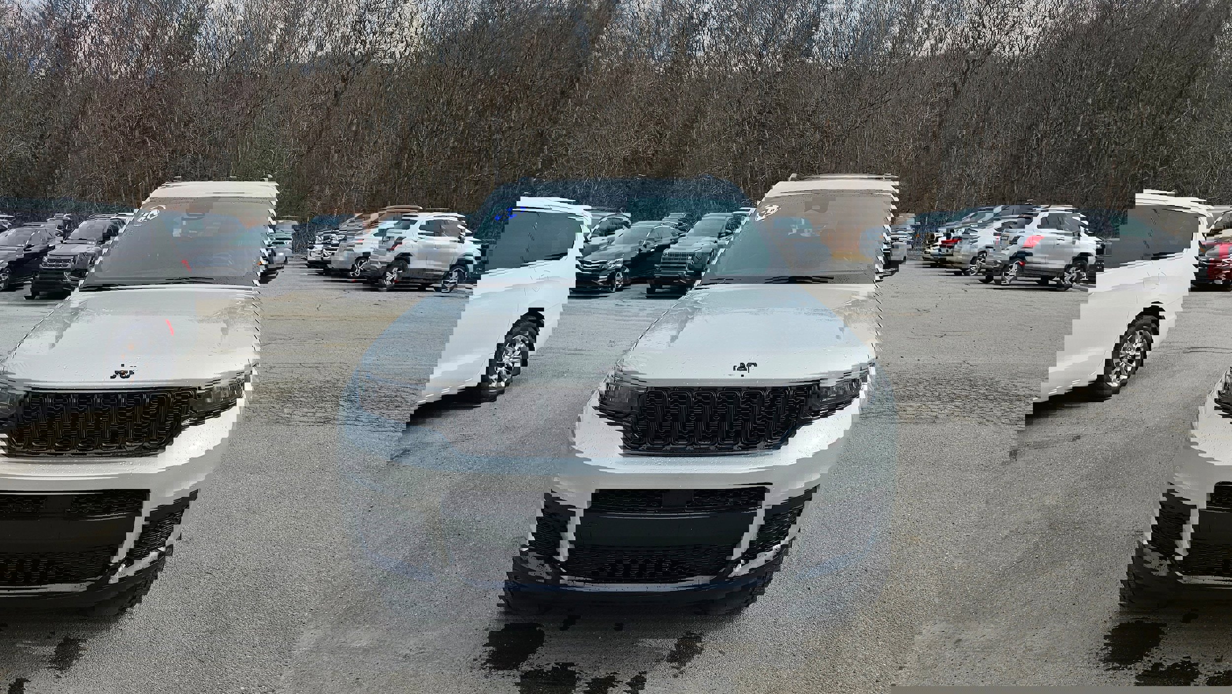 Used 2024 Jeep Grand Cherokee L Laredo image 4