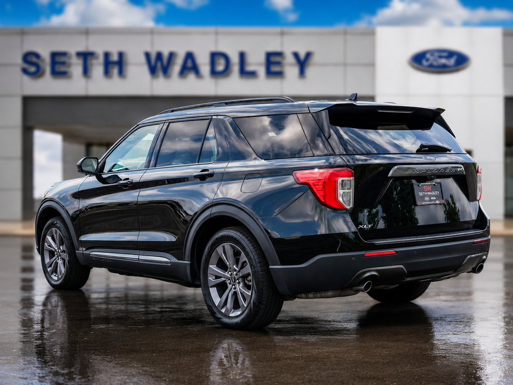 Used 2022 Ford Explorer XLT w/ Equipment Group 202A RWD image 5