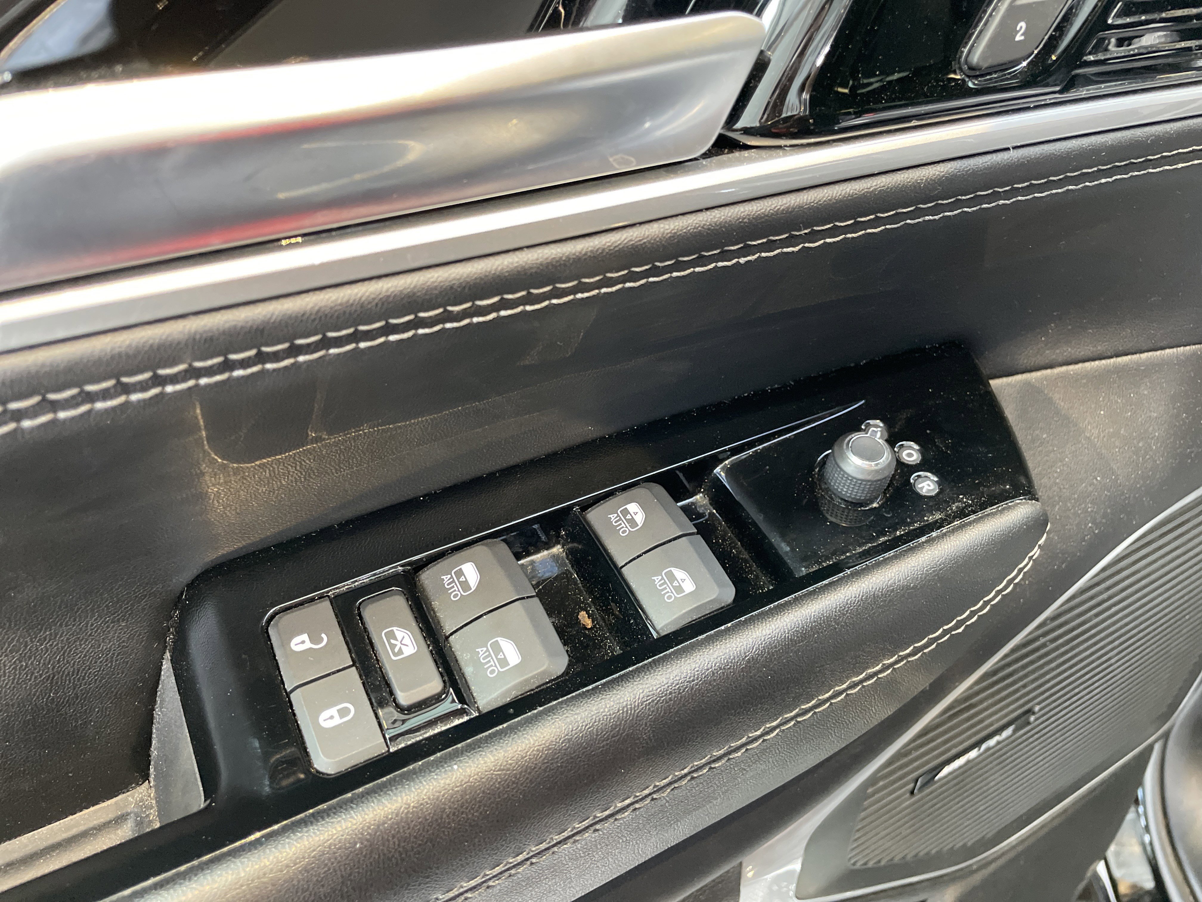 Used 2023 Jeep Wagoneer 4WD w/ Convenience Group I image 16