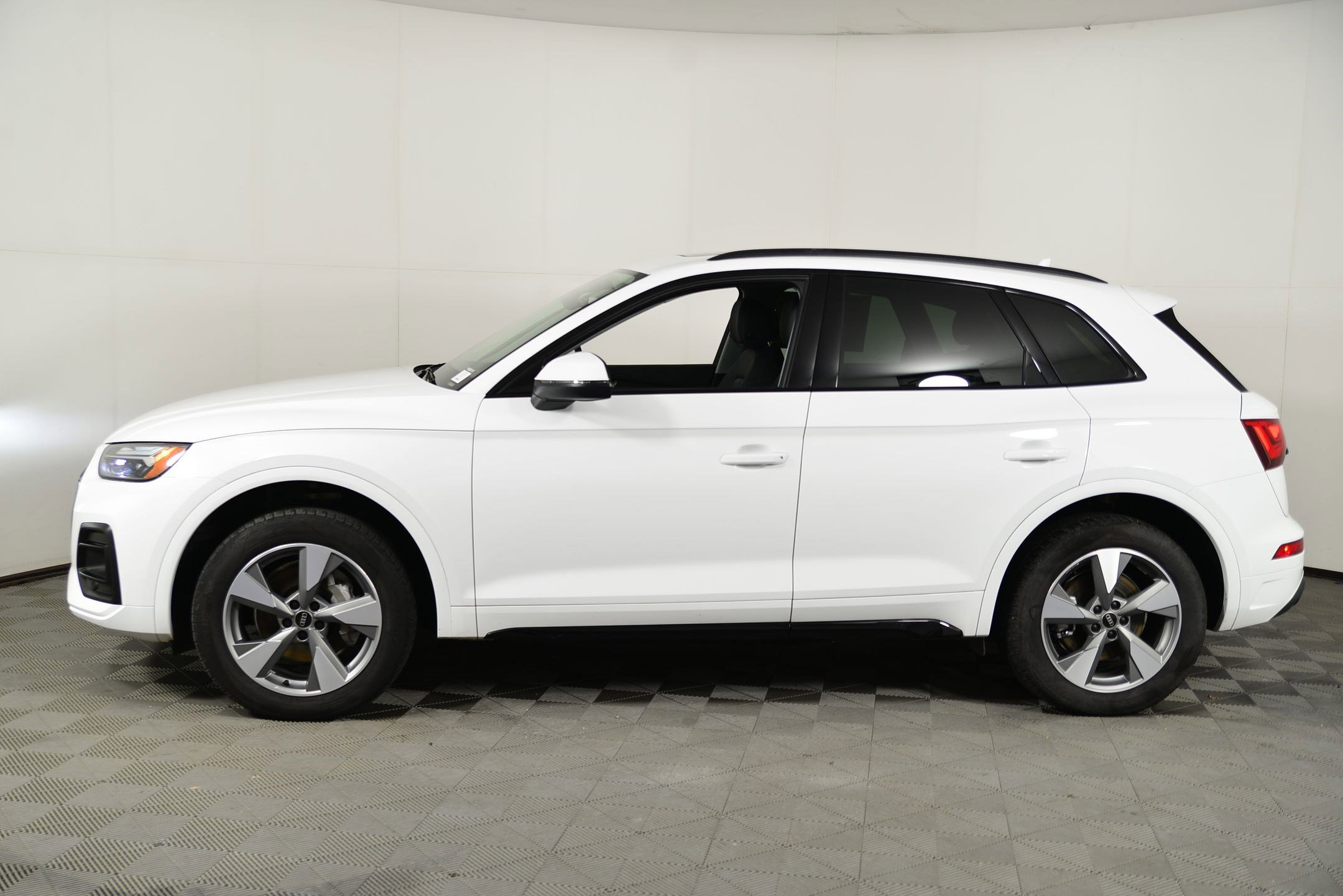 Certified 2025 Audi Q5 2.0T Premium w/ Convenience Plus Package image 2