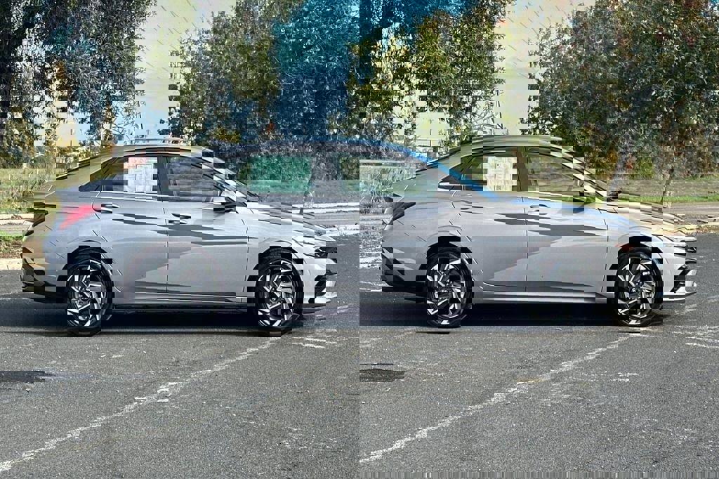 Used 2025 Hyundai Elantra Limited image 3