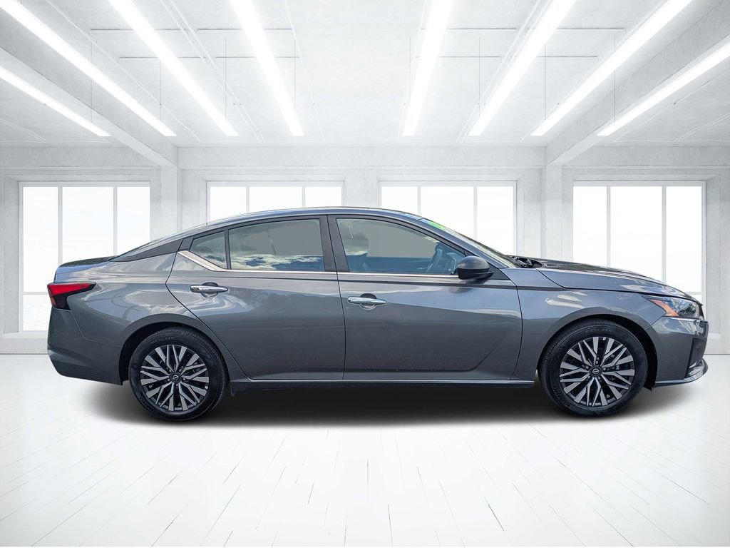Used 2025 Nissan Altima 2.5 SV FWD image 2