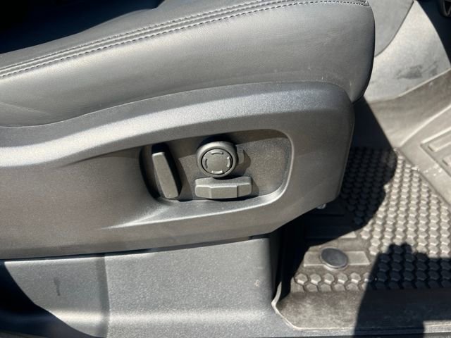 Used 2025 Land Rover Defender 110 X-Dynamic SE image 18