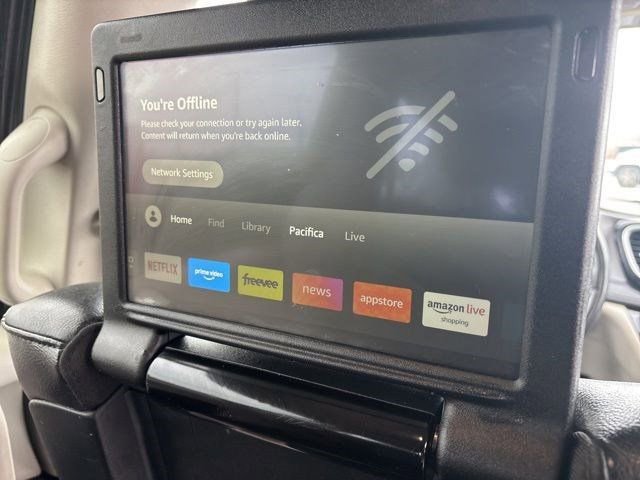 Used 2022 Chrysler Pacifica Touring-L w/ Uconnect Theater Family Group image 38