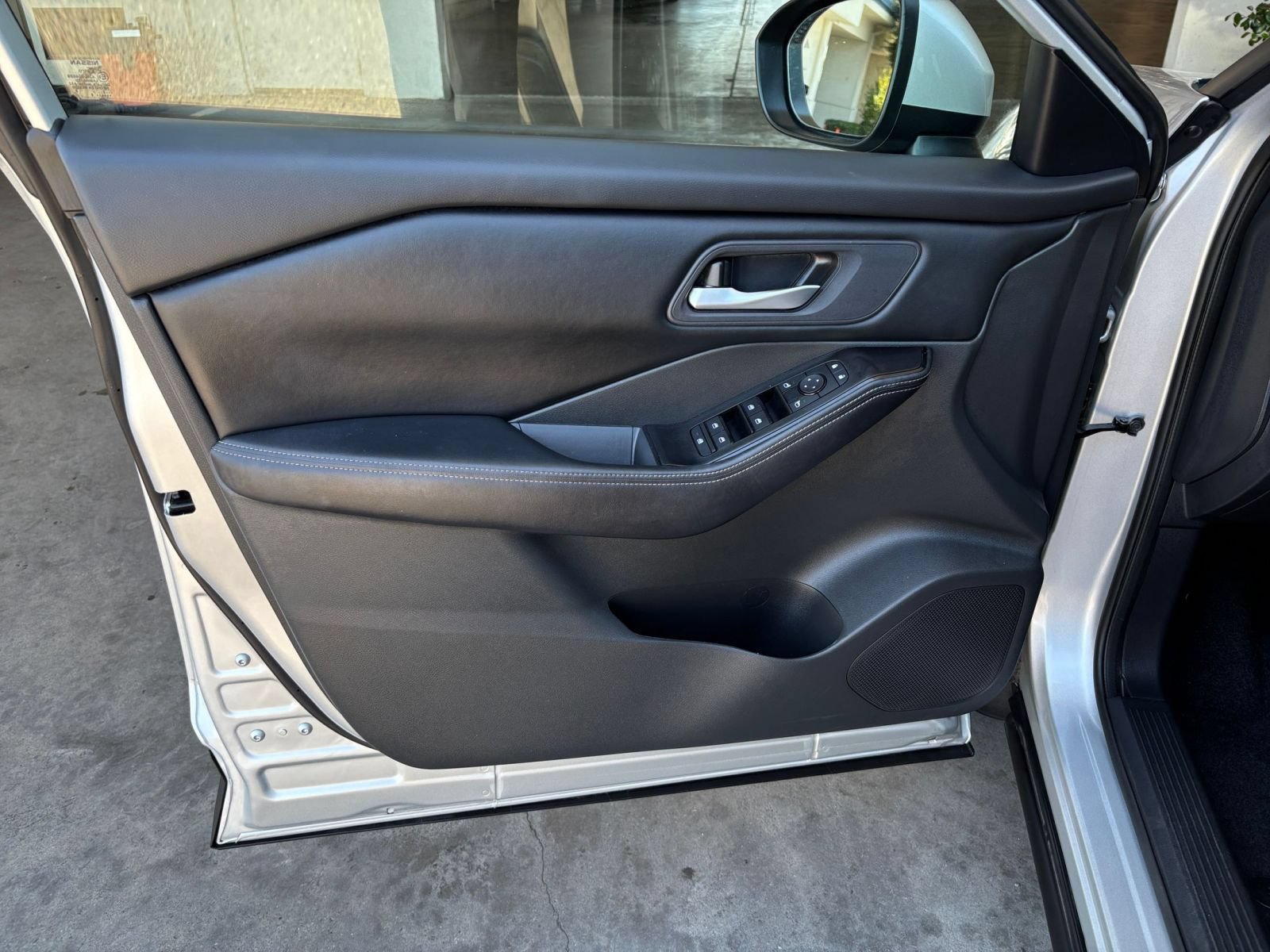 Used 2025 Nissan Rogue SV FWD image 18