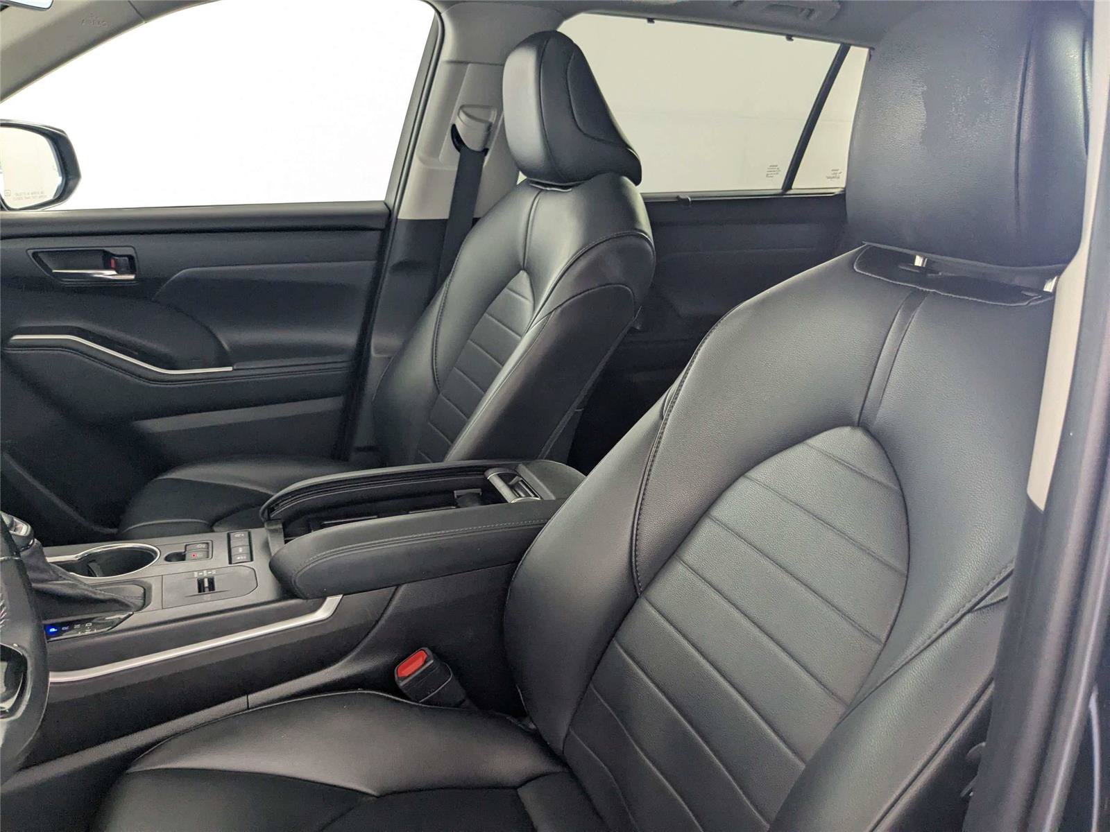 Used 2021 Toyota Highlander XLE FWD image 12