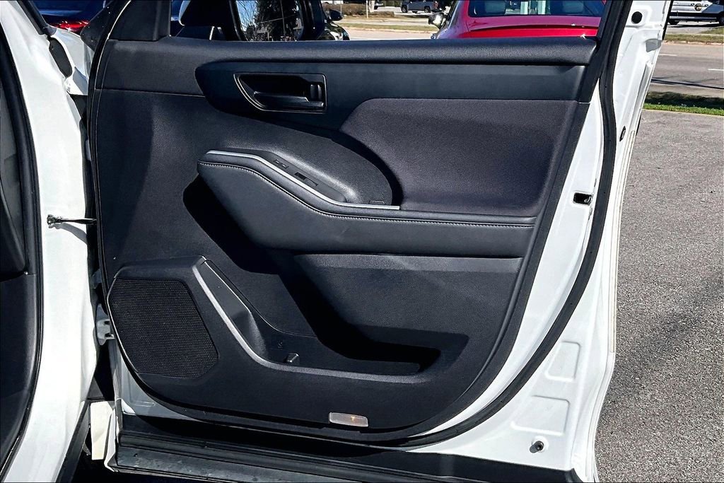 Used 2022 Toyota Highlander LE image 29