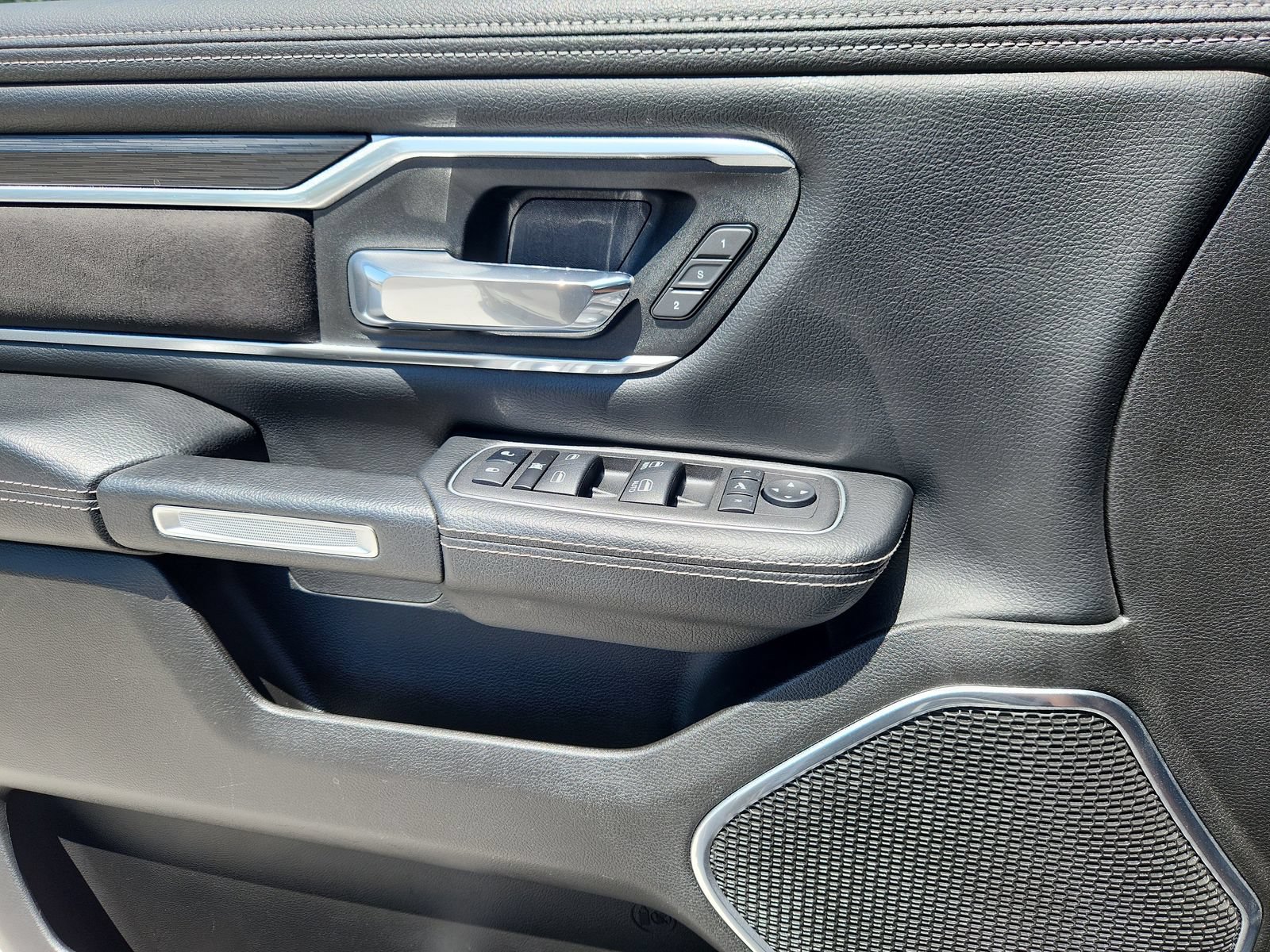 Used 2023 RAM 1500 Laramie AWD/4WD image 9