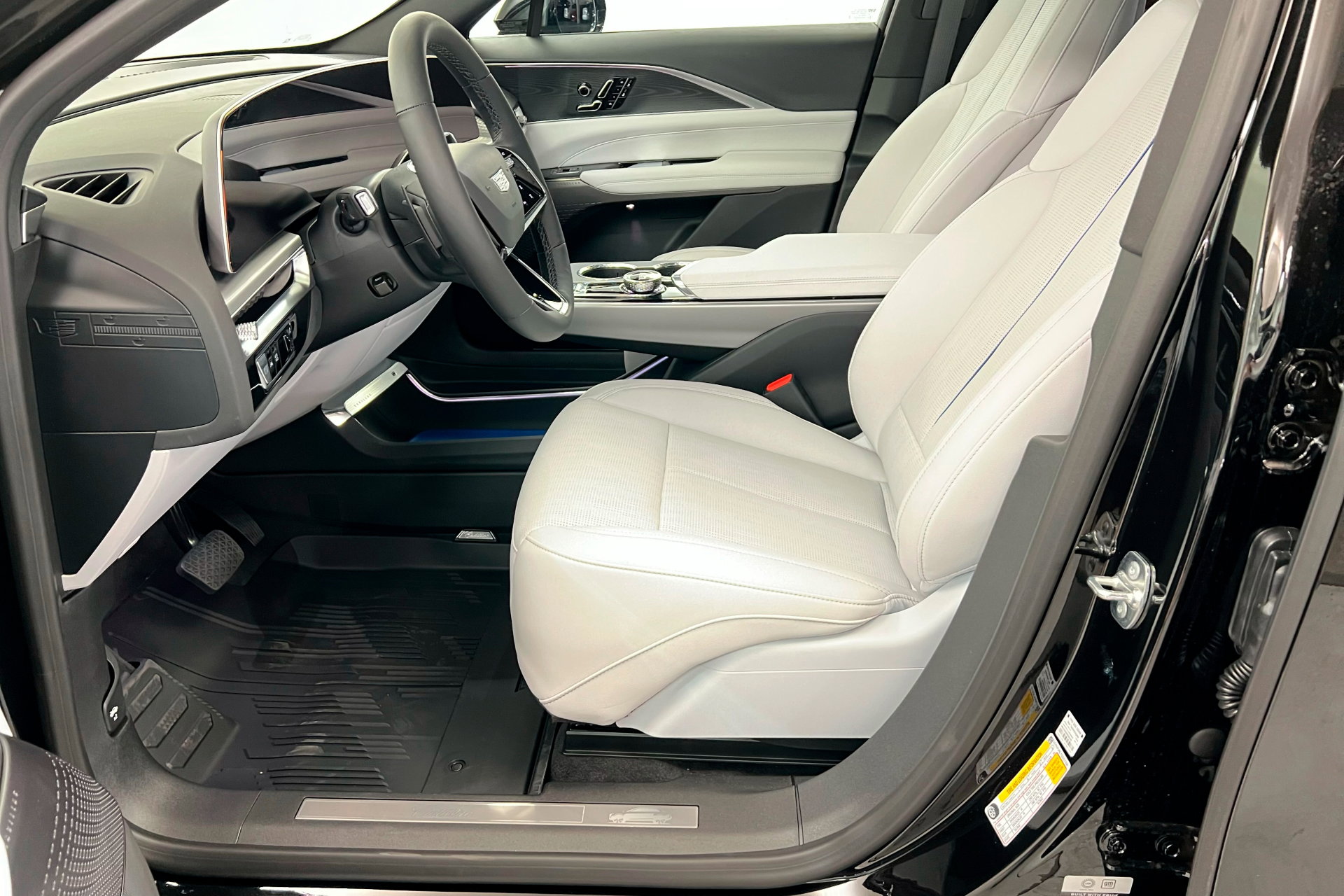 New 2025 Cadillac Lyriq Sport w/ LPO, Floor Liner Package AWD/4WD image 18