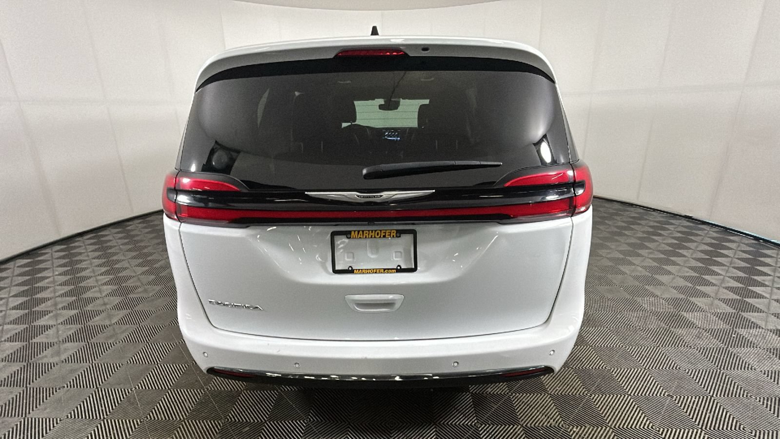 Used 2024 Chrysler Pacifica Touring-L FWD image 4