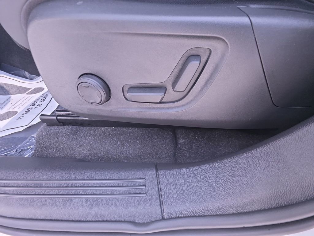 Used 2023 Volvo C40 P8 Recharge Ultimate image 33