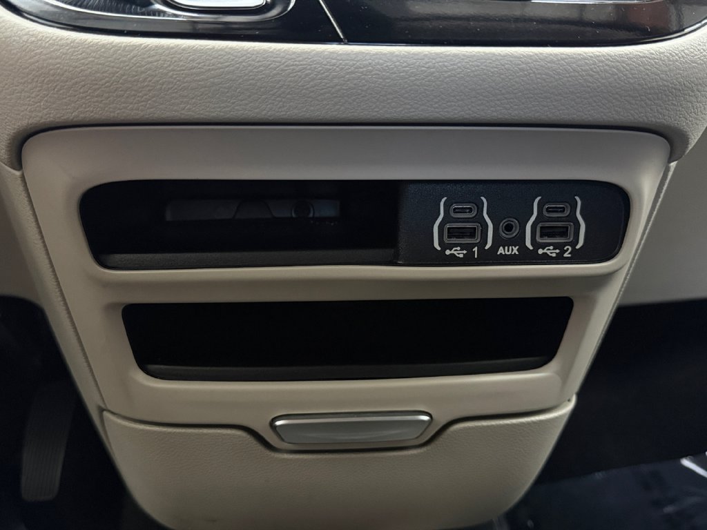 Used 2023 Chrysler Pacifica Touring-L FWD image 26