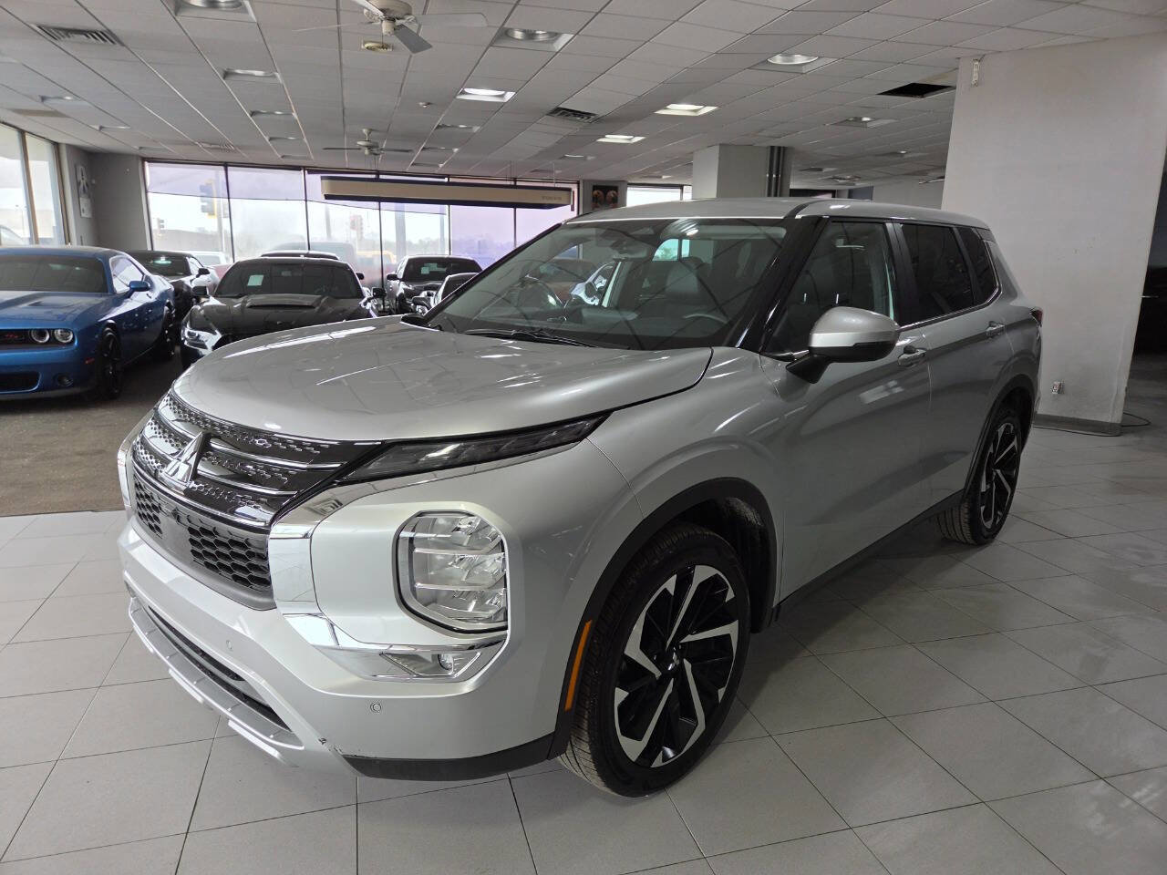 Used 2023 Mitsubishi Outlander SE image 3