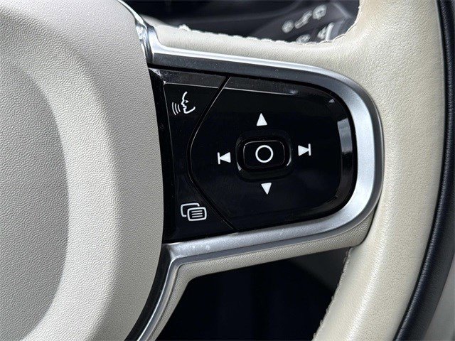 Used 2023 Volvo XC90 B6 Plus image 24