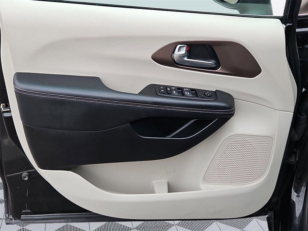 Used 2023 Chrysler Voyager LX image 10
