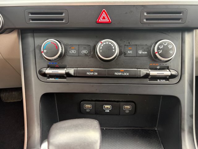 Used 2023 Kia Carnival LX FWD image 18