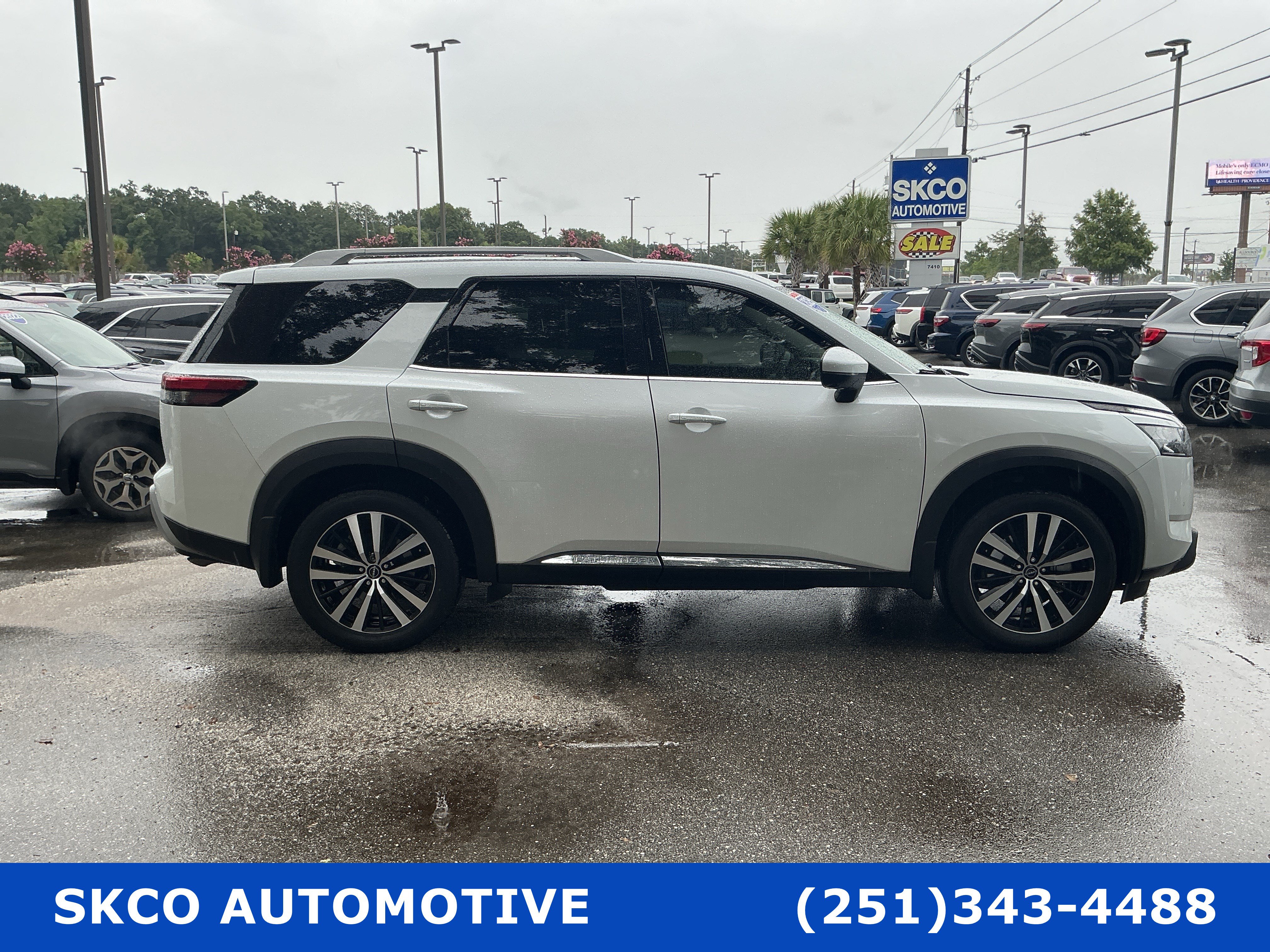 Used 2025 Nissan Pathfinder Platinum FWD image 6