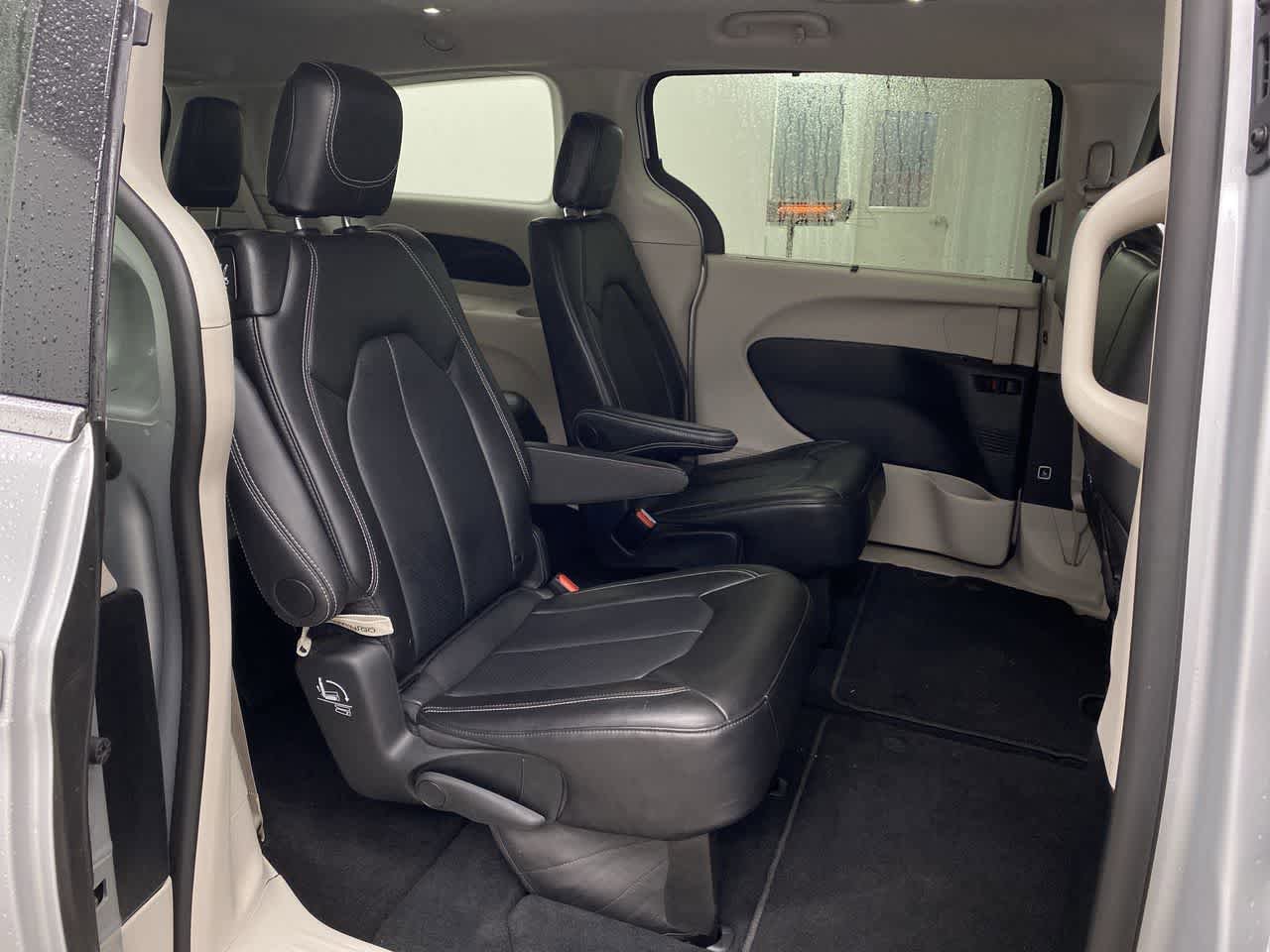 Used 2024 Chrysler Pacifica Touring-L FWD image 16